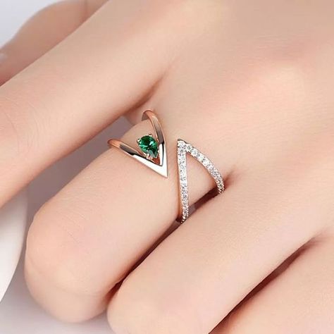 love it. the ring is stunning and the stone is big. Rings For Women Real, Zircon Gold Ring, Rose Gold Jewellery Rings, Wemons Rings, Womens Elegant Rings, 25k Ring, Ring For Ladies In Gold, Pendent Rings, Gold Jewelry Stores