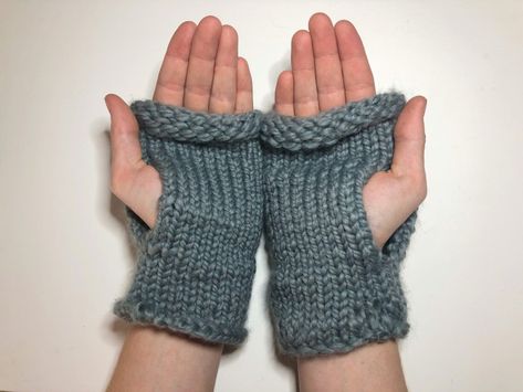 Learn To Loom Knit: Fingerless Gloves Tutorial - Em's Fiber Arts Loom Knit Fingerless Gloves, Knit Look Crochet, Fingerless Gloves Tutorial, Gloves Tutorial, Knitting Gloves Pattern, Loom Knitting Tutorial, Fingerless Gloves Knitted Pattern, Loom Crochet, Lace Fingerless Gloves