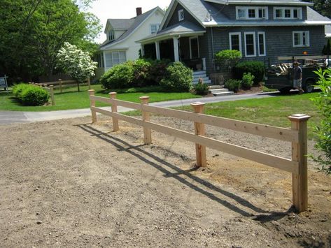 Wood Fence Entrance Driveway, Long Driveway Fence Ideas, Farmhouse Yard Fence, Fence Over Driveway, Ranch Style Fence Front Yards, Simple Front Yard Fence, Estate Fence Ideas, Two Rail Wood Fence, Farmhouse Front Yard Fence