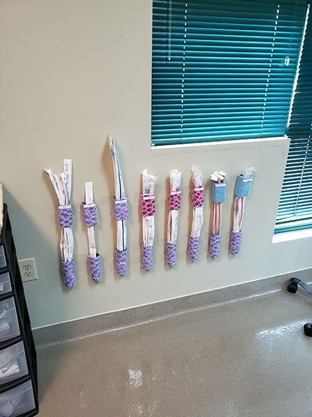 If you dont like fishing catheters out of drawers (what size? whats this?), try my solution for your veterinary hospital. Clinic Storage, Vet Office Decor, Hospital Decoration, Vet Office, Vet Medicine, Hospital Room, Vet Med, Veterinary Technician, Vet Clinics