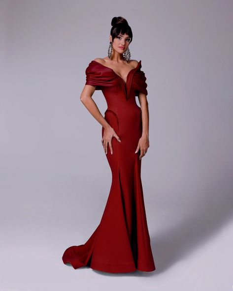 Fouad Sarkis Fouad Sarkis, African Party Dresses, Chic Evening Dress, Long Outfit, Short Long Dresses, Mnm Couture, Plastic Dress, Crepe Gown, Long Dress Design