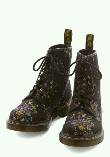 Dr Martins Galaxy Converse, Galaxy Vans, Doc Martens Outfit, Look Grunge, Doc Martens Boots, Estilo Hippy, Floral Boots, Estilo Hippie, Dr Martens Boots