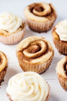 Cinnamon Roll Cupcakes are a fun new way to serve up single sized individual portions. These are just way too much fun! Cinnamon Roll Cupcakes, Savory Cakes, Torte Cupcake, Slow Cooker Desserts, Salty Cake, Savoury Cake, Food Cakes, Cinnamon Roll, Sweets Treats