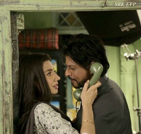 Raees Srk, Vintage Bollywood Aesthetic, 90s Bollywood Aesthetic, Desi Love, This Kind Of Love, Retro Bollywood, Mahira Khan, 90s Bollywood, Bollywood Couples