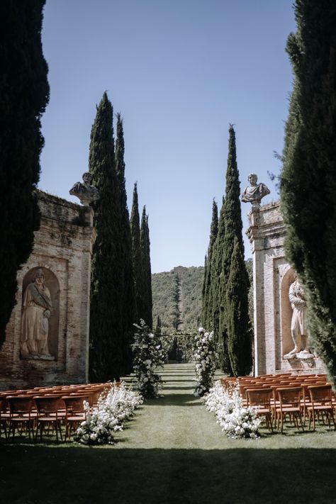 Another shot of this ceremony set up at Villa Cetinale from Rianne Meijer and Roy Atiya's wedding from last stummer. Safe to say, we are still obsessed! For more information check out our website! Picture shot by the amazing: taliphotography Villa Cetinale Wedding, Rianne Meijer Wedding, Stage Reference, Rianne Meijer, Villa Cetinale, Tuscany Decor, Wedding In Tuscany, Writing Romance, European Destination