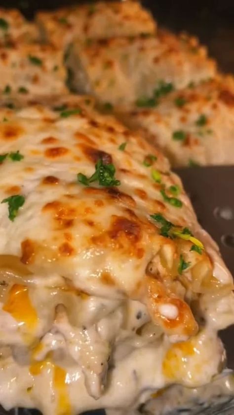 Chicken Alfredo Rolls, Chicken Alfredo Lasagna Roll Ups, Alfredo Lasagna Roll Ups, Alfredo Lasagna Rolls, Tictok Recipes, Cheese Lasagna Recipe, Healthy Alfredo Sauce, Lasagna Rolls Recipe, Chicken Lasagna Rolls