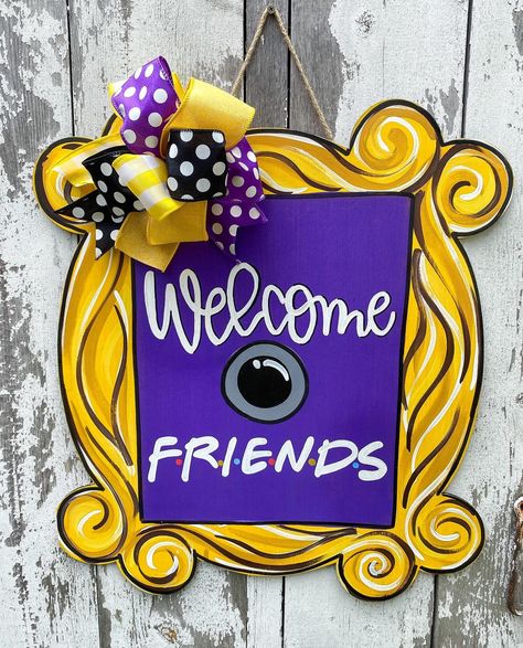 Friends Door Hanger, Friends Tv Party, Wooden Round Signs, Cruise Decorations, Friends Themed Party, Friends Door, Door Hangers Ideas, Painted Door Hangers, Hand Painted Door