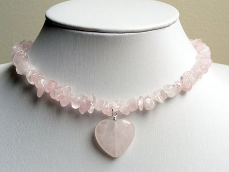 Rose quartz heart choker by handmadeintoronto on Etsy, $20.00 Pale Pink Outfit, Light Pink Necklace, Pink Heart Pendant, Pink Heart Necklace, Quartz Choker, Chip Necklace, Valentine Jewelry, Tout Rose, Pale Pink Roses