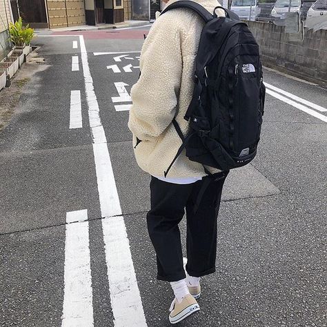 Outfit With Backpack, Outfit Essentials, Backpack Outfit, Edit Ideas, Men Street Fashion, Streetwear Mode, 90s Fashion Outfits, Men Street, Mens Streetwear