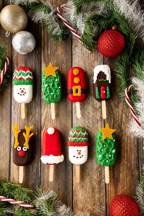 This step by step tutorial will show you how to make any flavor cakesicles (cake pop popsicles) with fun decorating tips and tricks, and troubleshooting question and answers! This fun desserts will sure to be a hit at you next birthday or Christmas holiday celebration. #christmasdessert #dessert #cakesicles #cakepops Christmas Cakesicles, Decorating Tips And Tricks, Popsicles Cake, Cake Pop Decorating, Christmas Cake Pops, Christmas Pops, Ideas For Easter Decorations, Box Cake Mix, Ideas For Easter