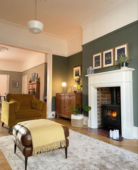 Modern Green Living Room, 1930s Living Room, Salon Art Deco, Dark Green Living Room, Log Burner Living Room, House Interior Kitchen, Green Living Room Decor, Long Living Room, Snug Room