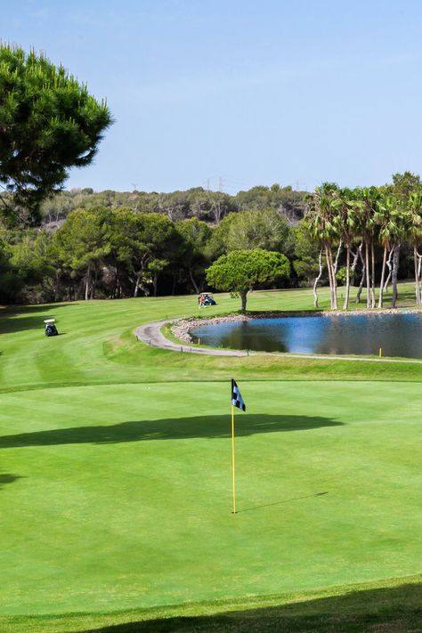 Alicante, Costa Blanca, Spain Stay & Play Golf Packages. Situated right on the heart of the Golf course La Finca Golf, and to be able to choose Green fee packages  in-between 3 courses: La Finca Golf & Golf Las Ramblas & Villamartin Golf courses.  Ab. 20 min drive from Torrevieja and 30-40 min drive from Alicante or Murcia Airports. Golf Scenery, Golf Aesthetics, Top Golf Courses, Spain Portugal, Spain Holidays, Top Golf, Spa Resort, Mini Golf, Golf Resort