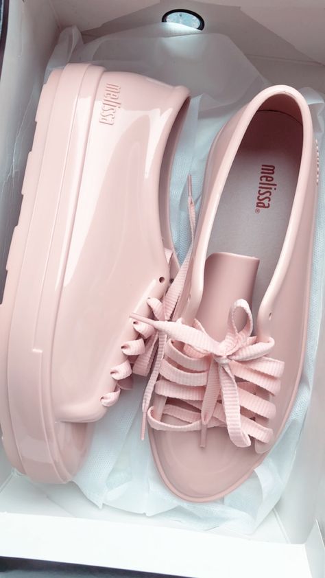 Melissa Be Rosa Cameo #melissa #fashionista #girls #shopping #style Shoes Heels Classy, Kawaii Shoes, Melissa Shoes, Fresh Shoes, Girly Shoes, Aesthetic Shoes, Hot Shoes, Carrie Bradshaw, Shoe Closet