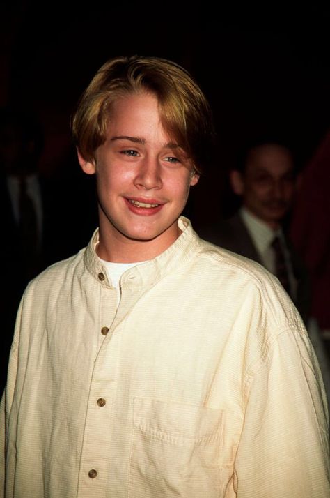 Macaulay Culkin 90s, Mccauley Culkin, Macauley Culkin, Kevin Home Alone, Kevin Mcallister, Werewolf Stories, Vs Pink Wallpaper, Kevin Mccallister, Macaulay Culkin