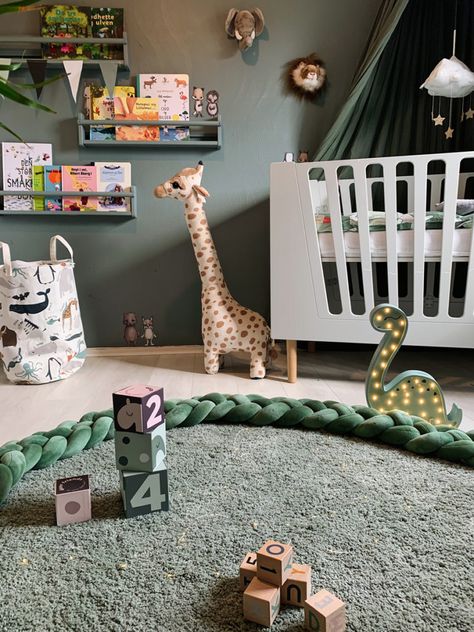 ROOMTOUR: GILLI'S FUN NURSERY WITH A JUNGLE THEME - Kids Interiors Nursery Layout, Fun Nursery, Nursery Style, Woodland Nursery Theme, Unique Nursery, Boy’s Room, Green Bedding, Kids Interior, Baby Bedroom