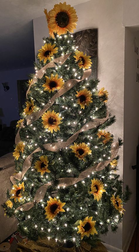 فن الرسم بالمسامير, Sunflower Tree, Christmas Tree Decorating Themes, Holiday Tree Decorations, Creative Christmas Trees, Summer Christmas, Christmas Tree Decorations Diy, Easy Christmas Decorations, Unique Christmas Trees