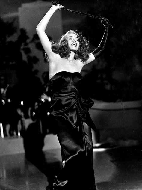 Rita Hayworth "Gilda" 1946 Rita Hayworth Aesthetic, Gilda 1946, Oud Hollywood, Rita Hayworth Gilda, Septième Art, Classic Movie Stars, Old Hollywood Stars, Rita Hayworth, Actrices Hollywood