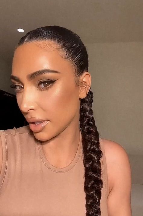 Kim kardashian nude makeup look with winged eyeliner Kardashian Ponytail Hairstyles, Kardashian Ponytail, Kim Kardashian Ponytail, Half Pony Hairstyles, Kim Kardashian Braids, Kardashian Braids, Sleek Braided Ponytail, Sleek Braid, Kim Kardashian Hair