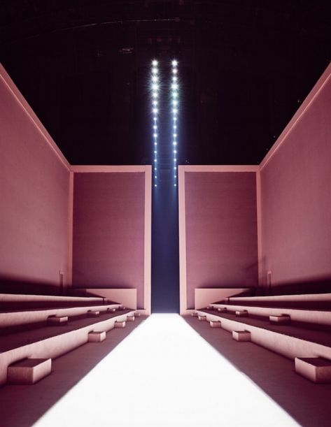 Runway Design Stage Architecture, Stage Sets Design, Fashion Show Set Up, Catwalk Stage Design, Catwalk Design Stage, Catwalk Background, Fashion Show Background, Fashion Show Runway Stage, Fashion Show Set Design