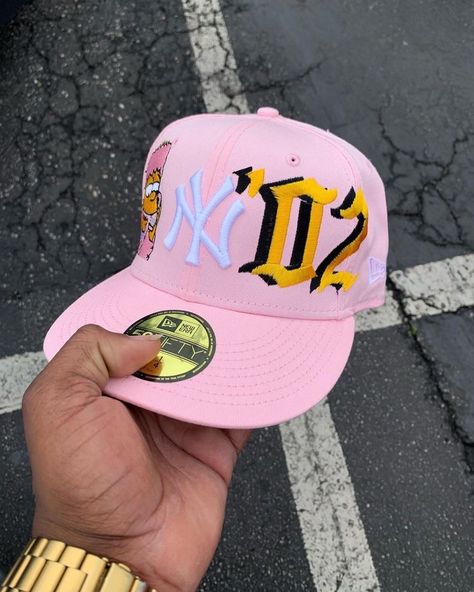 Fitted Hats Design Ideas, Custom Fitted Hats Ideas, Fitted Snapback Hat For Streetwear, Fitted Snapback Streetwear Hats, Vintage Fitted Pink Hat, New Era Cap Outfit Men, Hip Hop Streetwear Fitted Hat, Pink 5-panel Snapback Hat For Streetwear, Streetwear Hats