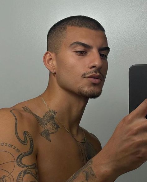 ɪ ᴢ ᴀ | ᴇ ᴍ ᴍ ᴀ on Instagram Tatted Men, Buzz Cut Hairstyles, Mens Haircuts Short Hair, Latino Men, Biker Men, Men Haircut Styles, Mens Haircuts Short, Aesthetic Guys, Boys Haircuts