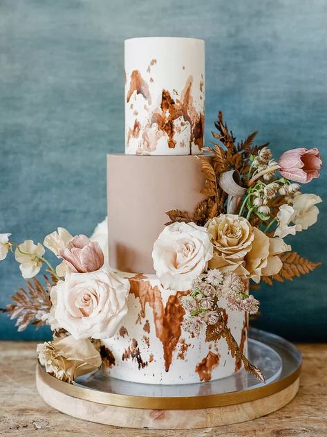 Brown Wedding Themes, Fall Wedding Style, Boho Wedding Cake, Wedding Cake Rustic, Fall Wedding Cakes, Brown Wedding, Wedding Cakes With Flowers, Elegant Wedding Cakes, Fall Wedding Ideas