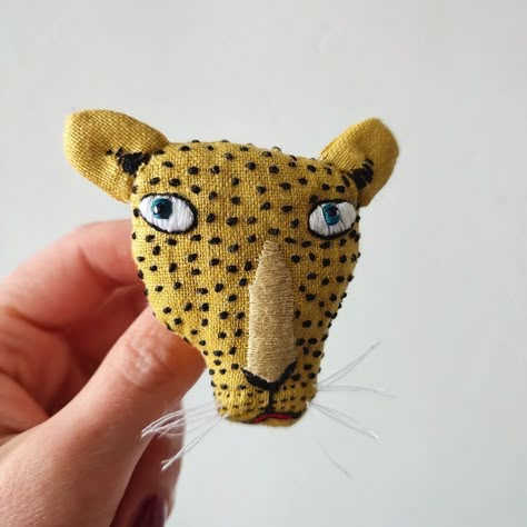 Hand Animals, Diy Brooch, Brooch Diy, Fabric Brooch, Thread & Yarn, Felt Brooch, Cat Brooch, Primitive Dolls, Textile Jewelry