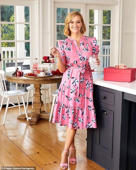 Southern hospitality: In the stylish shot, the Morning Show star appears to be prepping fo... All Pink Outfit, Reese Witherspoon Style, Preppy Mode, Tiered Skirts, Legally Blonde, Draper James, Reese Witherspoon, Pretty Dress, Hello Spring