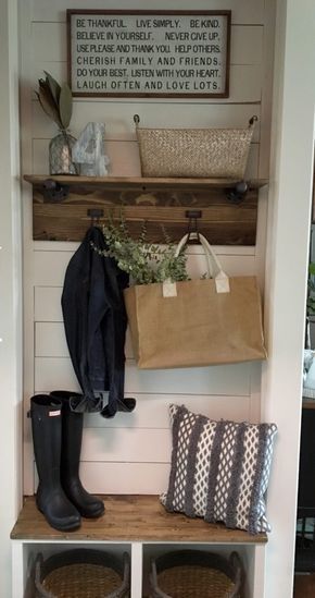 Mudroom Farmhouse, Ideas Recibidor, Small Mudroom Ideas, Farmhouse Mudroom, Entry Closet, Entryway Closet, Diy Mudroom, Mudroom Decor, Farmhouse Entryway