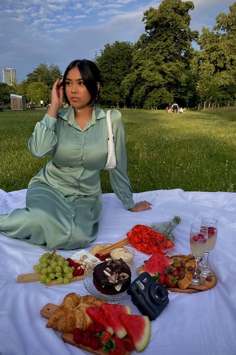 Picnic Asthetic Picture, Rainbow Picnic Outfit Ideas, Picnic Outfit Ideas, Outfit Ideas Brown, Rainbow Picnic, Picnic Date Food, Picnic Outfit, Birthday Picnic, Asthetic Picture