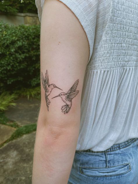 2 Hummingbirds Tattoo, Tattoo Simplistic, Hummingbirds Tattoo, Tattoo Grandma, 2 Hummingbirds, Grandma Tattoos, Grandma Aesthetic, Magic Runes, Hummingbird Tattoo