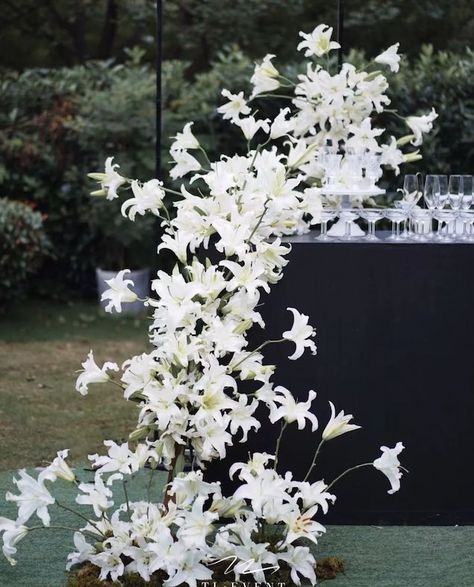 Edgy Bridal, Bar Installation, All White Wedding, Flower Installation, Bridal Table, White Wedding Flowers, White Lilies, Modern Flower, Wedding Mood