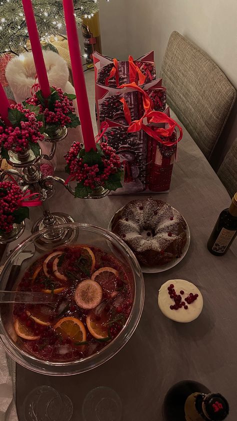 Christmas Party Charcuterie Table, Fancy Christmas Dinner Party, Festive Christmas Snacks, Christmas Dinner Astethic, Rich Christmas Party Aesthetic, Christmas Dinner Table With Food, Christmas Table Snacks, Christmas Desserts Table, French Christmas Aesthetic