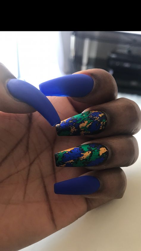 Matte Blue and Foil Coffin Nails Gel Nail Foil Designs, Blue And Gold Foil Nails, Navy Coffin Nails, Blue Foil Nails, Coffin Christmas Nails, Christmas Nails Blue, Colorful Tips, Cobalt Blue Nails, Colorful Nails