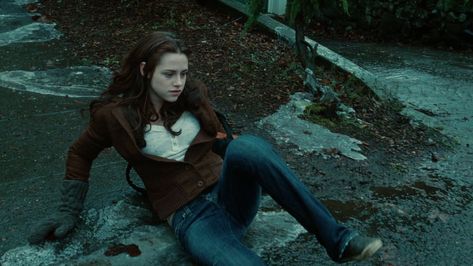 Ale. 🐉 sur Twitter : "[no context bella swan <3] https://t.co/kopnNscMEo" / Twitter Bella Swan Aesthetic, Kristen Stewart Twilight, Swan Aesthetic, Twilight Outfits, Twilight 2008, Bella Cullen, Twilight Cast, Twilight New Moon, Twilight Pictures