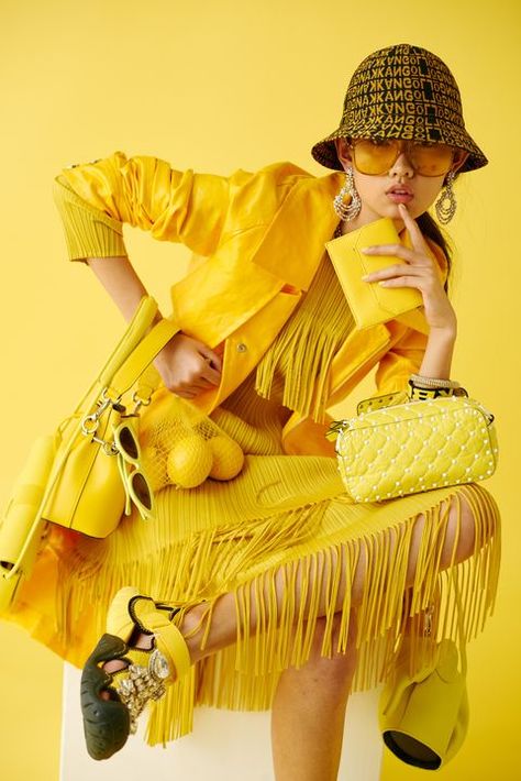 Shooting Studio, Jeans Claro, Yellow Outfit, Yellow Aesthetic, Gen Z, Mode Inspo, Yellow Fashion, Mellow Yellow, Vintage Modern