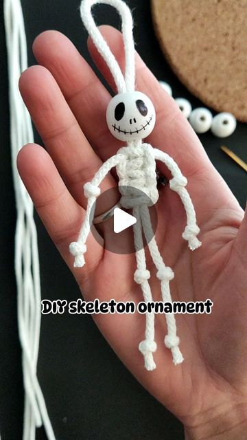 Macrame Skeleton, Skeleton Ornaments, Drawn Skeleton, Christmas Beads Craft, Tutorial Macramé, Skeleton Face, Spooky Skeleton, Adornos Halloween, Fall Halloween Crafts