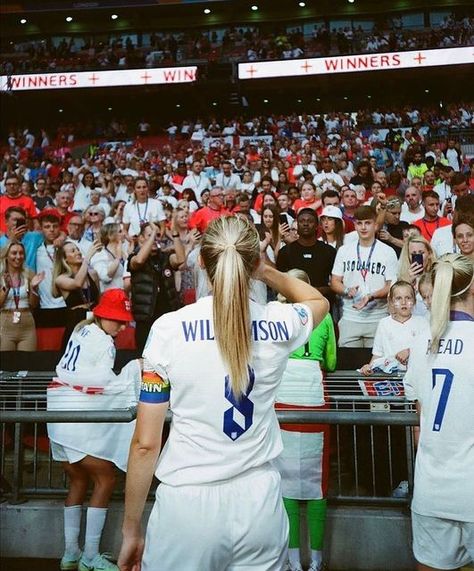 Leah Williamson Lionesses, England Women’s Football, England Lionesses Aesthetic, Football Players Women, Arsenal Womens Aesthetic, Leah Williamson Aesthetic, Women Football Aesthetic, Arsenal Women Aesthetic, Womens Football Aesthetic