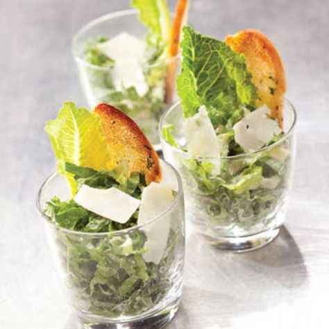 individual mini ceasar salad Caesar Salad Cups, Individual Salads, 20s Party, Easy Party Food, Party Buffet, Buffet Food, Party Food Appetizers, Caesar Salad, Cold Meals