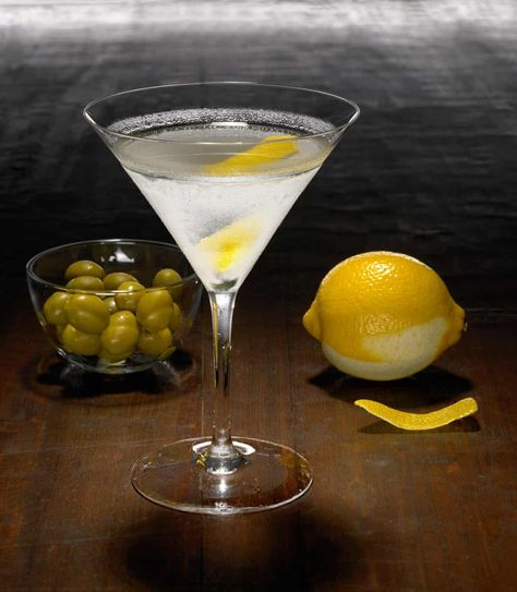 Martini Recipes Classic, Best Gin Cocktails, Vesper Martini, Perfect Martini, Cocktail Gin, Best Gin, Classic Martini, Dry Martini, Mixed Drinks Alcohol