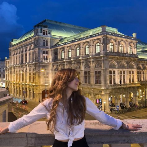 Vienna Photoshoot Ideas, Vienna Inspo Pics, Vienna With Friends, Vienna Summer Aesthetic, Vienna Picture Ideas, Vienna Photo Ideas, Vienna Austria Aesthetic, Vienna At Night, Vienna Instagram