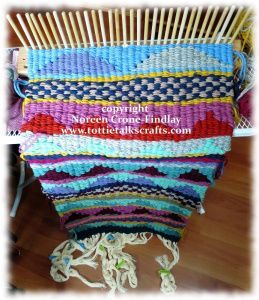 Loop De Loom, Weaving Sticks, Peg Loom Weaving, Stick Weaving, Weaving Patterns Design, Pin Weaving, Rug Loom, Weaving Loom Diy, Peg Loom