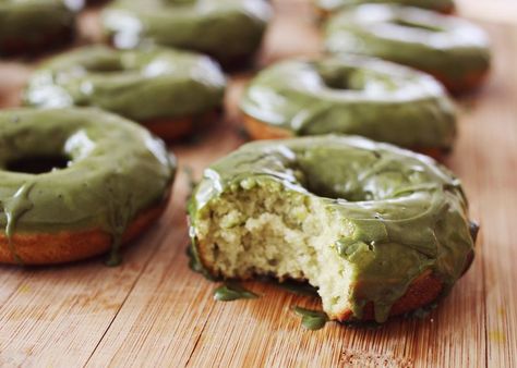 Green Tea Donut, Macha Green Tea, Biscuits Diététiques, Green Tea Recipes, Glazed Doughnuts, Matcha Recipe, Matcha Green Tea Powder, Doughnut Recipe, Baked Donuts