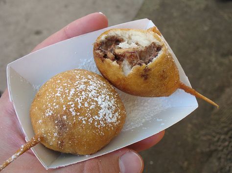 Deep fried Reese's cups (NC State Fair)...reallyyyyyy good! Fried Reeses Cups, Fried Reeses, Fried Cookies, Mexican Food Healthy, Fried Desserts, Wedding Chicken, Carnival Foods, Chicken Peanut Butter, Deep Fried Desserts