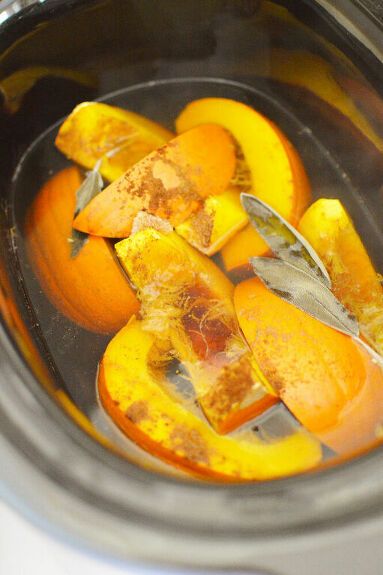 Make your home smell like Fall with this easy pumpkin spice potpourri simmer pot. Plus, you can use the same ingredients to make delicious pumpkin cheesecake bars afterwards! This super easy crock pot potpourri recipe uses all food ingredients. What's even better is when the homemade potpourri is done simmering and has no more fragrance, you can use the cooked ingredients to make delicious layered pumpkin cheesecake bars with graham cracker crust. This potpourri recipe can be used… Crock Pot Potpourri, Home Smell Like Fall, Smell Like Fall, Layered Pumpkin Cheesecake, Food Domes, Homemade Potpourri, Toasting Marshmallows, Potpourri Recipes, Pumpkin Cheesecake Bars