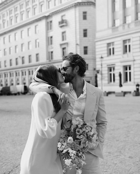 Civil Wedding Photoshoot Ideas, Pub Wedding Photos, Wedding City Photoshoot, Copenhagen Wedding Photography, Elopement City Photography, London Elopement Photography, Street Wedding Photoshoot, Wedding In The City, London Wedding Photos