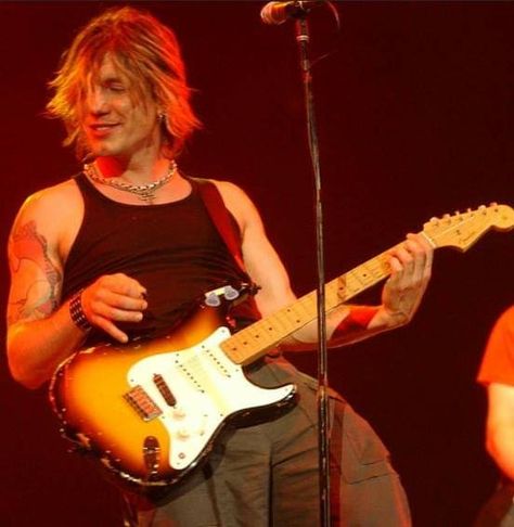 John Rezeznik, Johnny Rzeznik 90s, John Rzeznik 90s, 80s Rockstars Guys, 90s Guitar Aesthetic, Googoo Dolls, 90s Guitar, Old School Hairstyles, Johnny Rzeznik