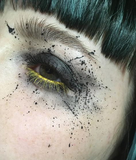 Black Eye Shadow, Halloweenský Makeup, Black Eyeshadow, Good Old Days, Goth Makeup, Dark Makeup, Eye Makeup Art, Old Days, Black Eyeliner