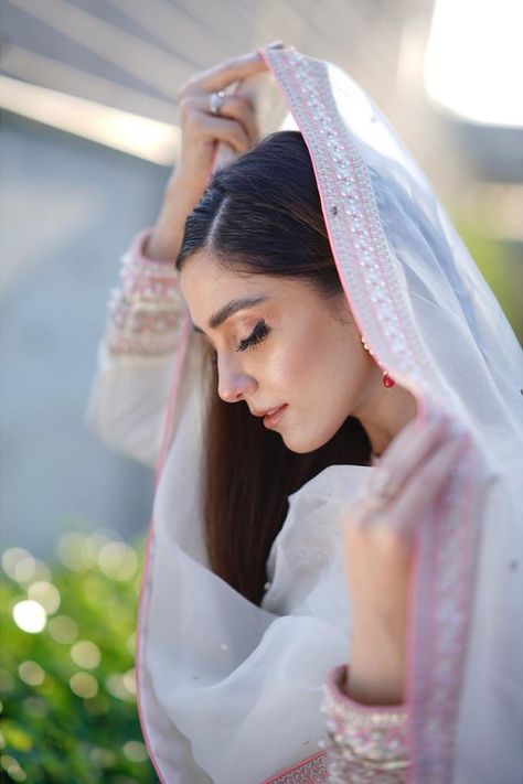 Eid Pictures Poses, White Shalwar Kameez, Eid Poses, Eid Photography, Eid Pics, Eid Photoshoot, Eid Photoshoot Ideas, Eid Photos, Maya Ali