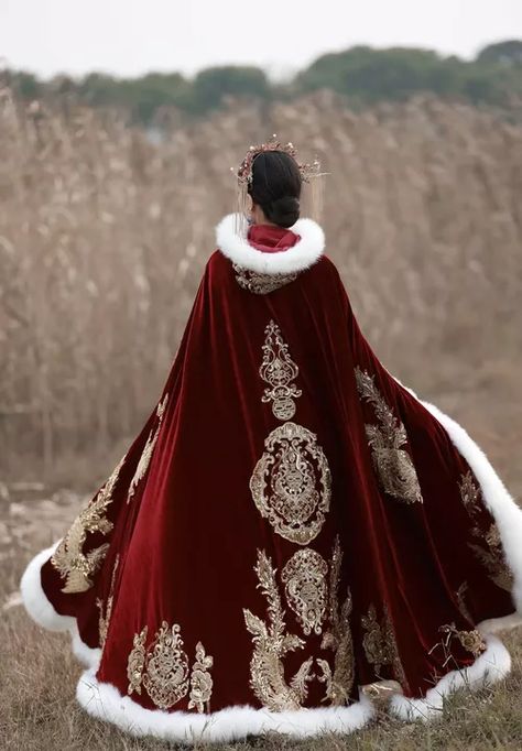 Dark Red Wedding, Era Victoria, Wedding Cloak, Wedding Jackets, Velvet Cape, Bridal Wrap, Dresses For Weddings, Fantasy Dresses, Medieval Dress